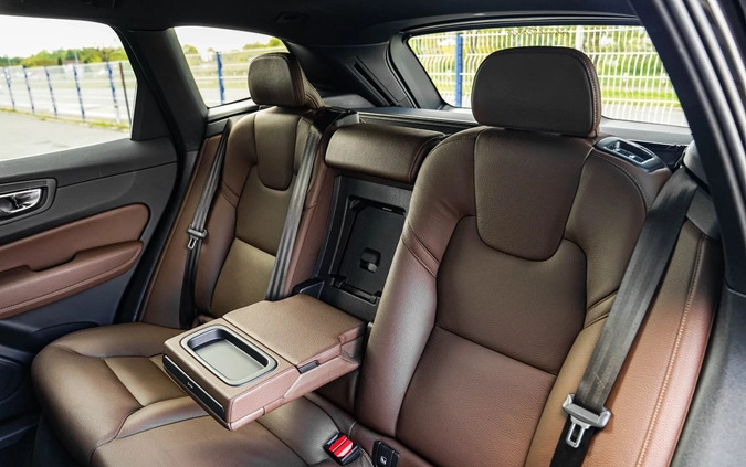 Volvo XC 60 cena 127900 przebieg: 152000, rok produkcji 2019 z Kobylin małe 781